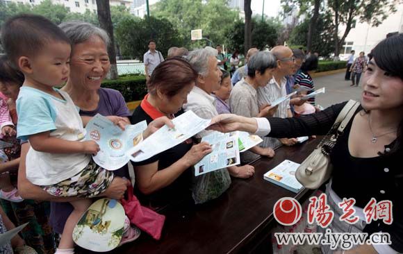 工作人員向市民發(fā)放環(huán)保知識讀本。