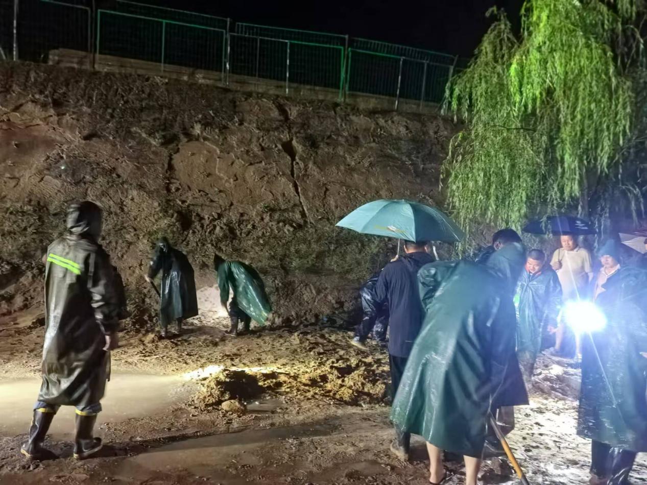 油氣工程公司王渠則站組織全員“戰(zhàn)暴雨、搶排險、保安全”.jpg