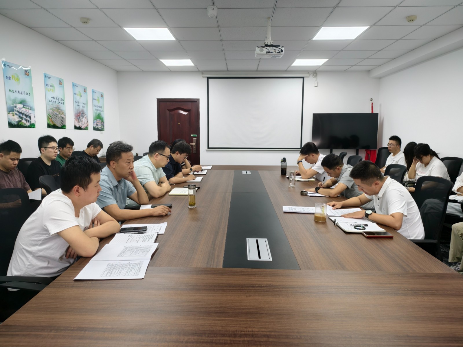 生物科技公司傳達落實集團深入貫徹中央八項規(guī)定精神學習教育暨巡視整改工作推進會會議精神的圖片.jpg